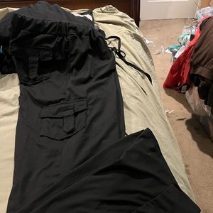 Medium women’s cargo pants in GUC